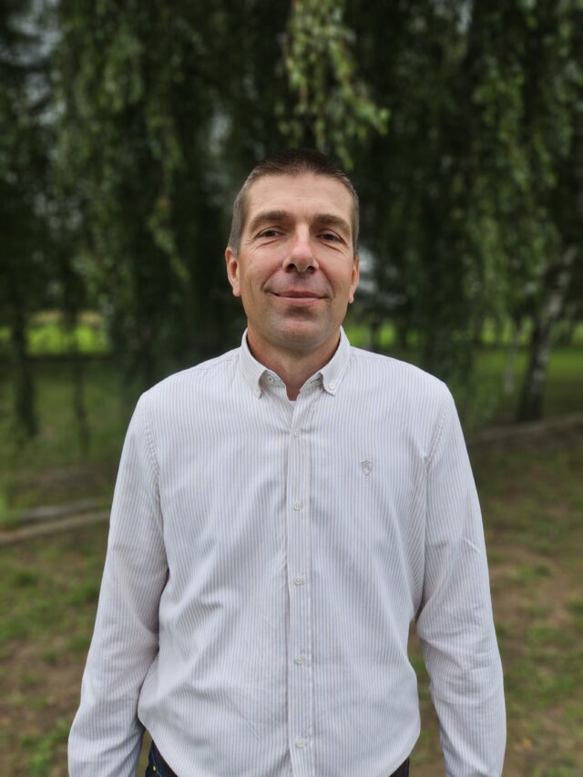 Mężczyzna pozujący na tle drzew