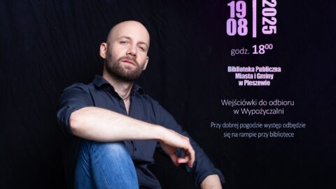 Plakat koncertu Jerzego Grzechnika odbywającego się 19 sierpnia 2025 r. o godzinie 18:00 w bibliotece publicznej MiG Pleszew.