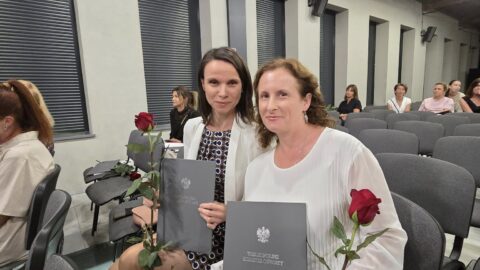 nauczycielki z gratulacjami od kuratora oświaty