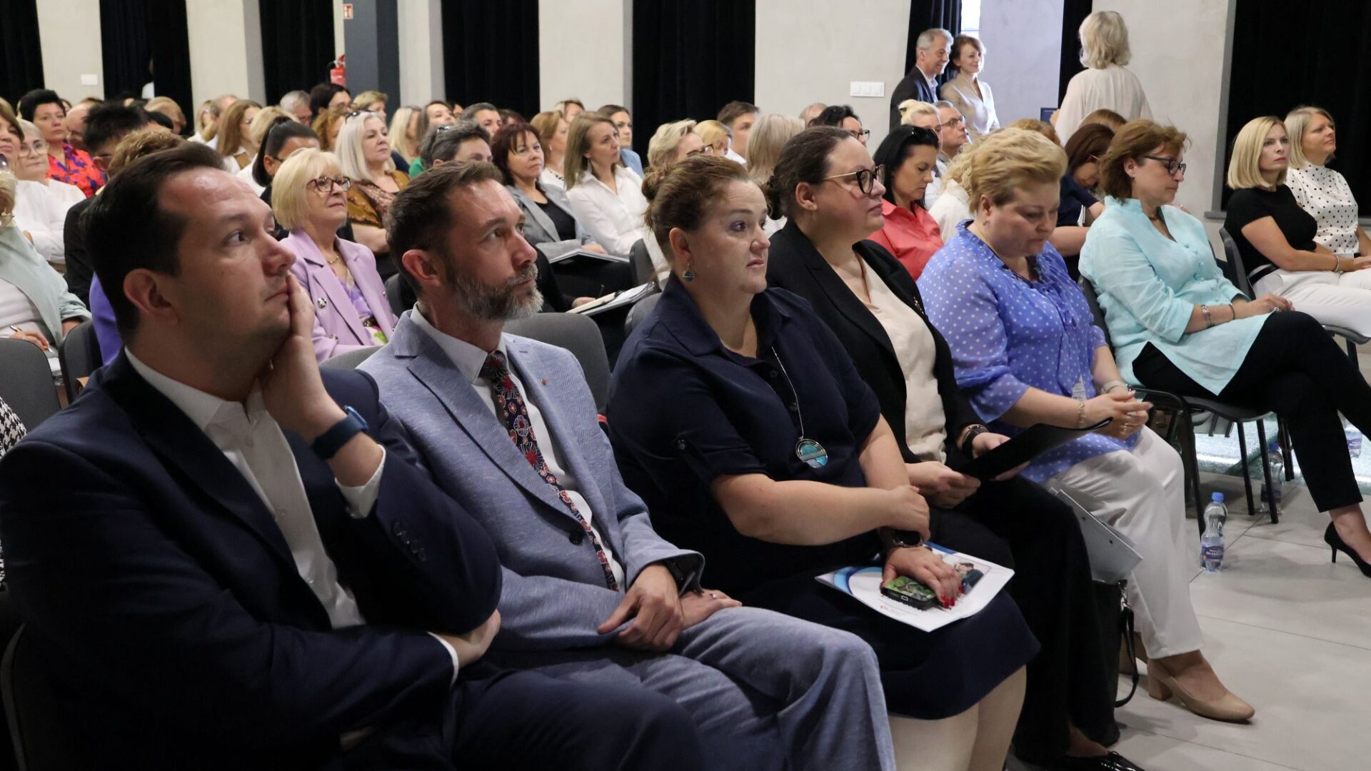 pełna sala osób podczas narady dyrektorów z kuratorem oświaty.