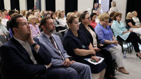 pełna sala osób podczas narady dyrektorów z kuratorem oświaty.