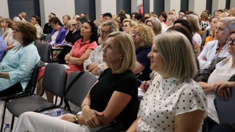pełna sala osób podczas narady dyrektorów z kuratorem oświaty.