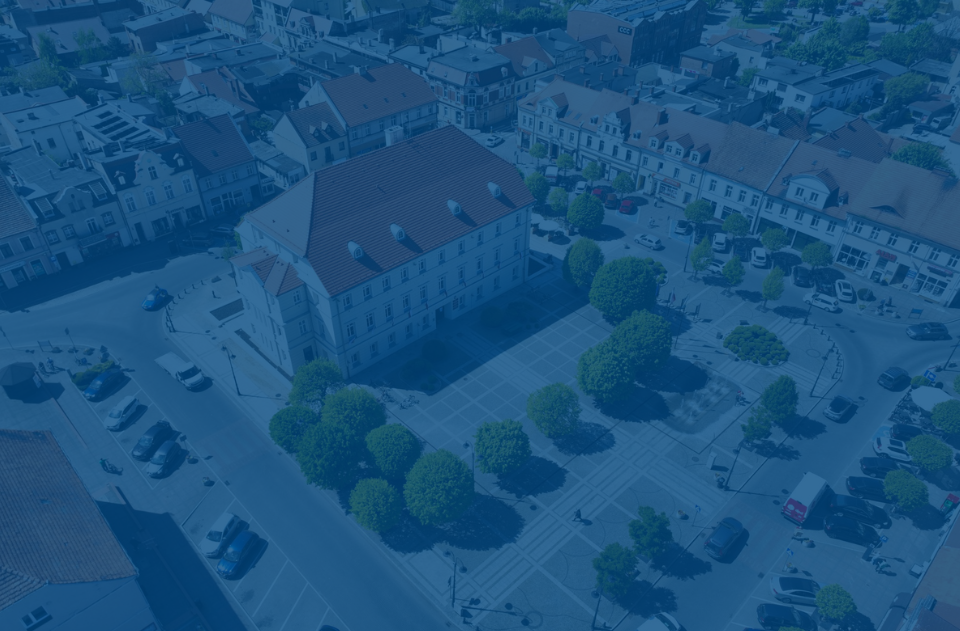 pleszewski ratusz i rynek z góry