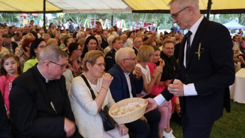 Dzielenie chleba podczas Miejsko-Gminnych Dożynek w Lenartowicach