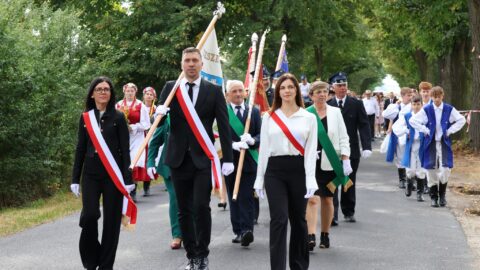 Korowod dożynkowy z pocztami sztandarowymi w Lenartowicach.