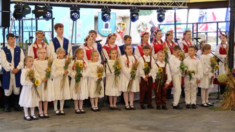 występ dzieci podczas Pleszewskich Dożynek Miejsko-Gminnych w Lenartowicach