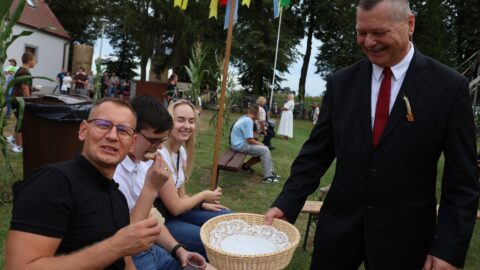 Dzielenie chleba podczas Miejsko-Gminnych Dożynek w Lenartowicach