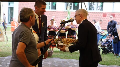 Dzielenie chleba podczas Miejsko-Gminnych Dożynek w Lenartowicach
