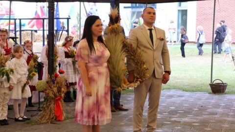 Przekazanie wieńca podczas dożynek w Lenartowicach