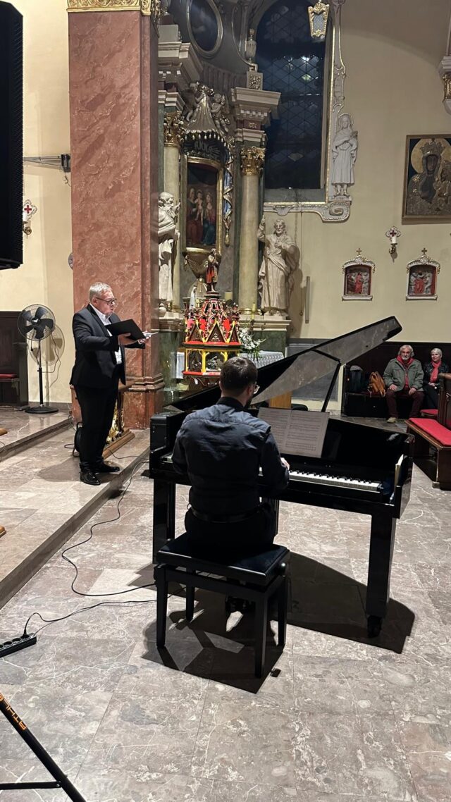 Koncert Muzyki w kościelnej nawie w Pleszewie.