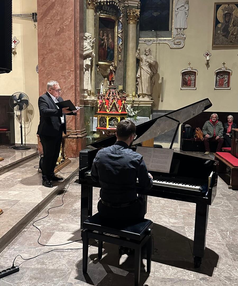 Koncert Muzyki w kościelnej nawie w Pleszewie.