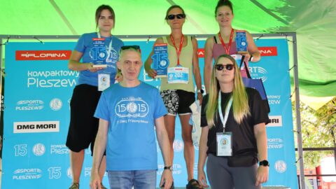Kobiety na podium Biegu Przemysława w Pleszewie z wręczającymi nagrodę