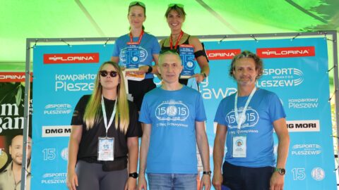 Kobiety na podium Biegu Przemysława w Pleszewie z wręczającymi nagrodę