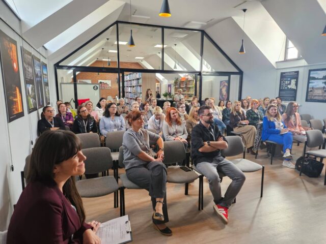 Uczestnicy konferencji dla bibliotekarzy w Bibliotece Publicznej w Pleszewie na sali widowiskowej.
