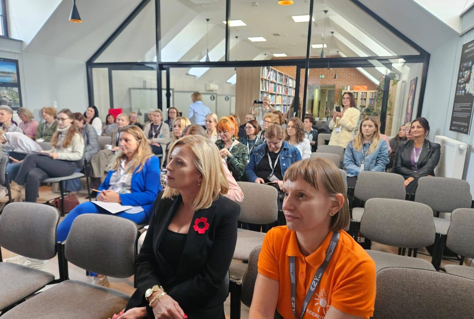 Uczestnicy konferencji dla bibliotekarzy w Bibliotece Publicznej w Pleszewie na sali widowiskowej.