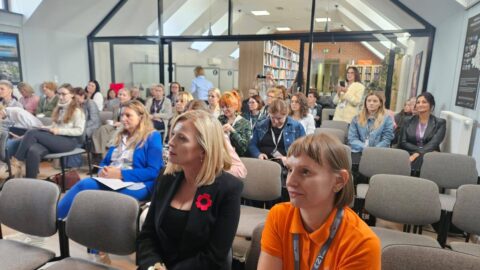 Uczestnicy konferencji dla bibliotekarzy w Bibliotece Publicznej w Pleszewie na sali widowiskowej.