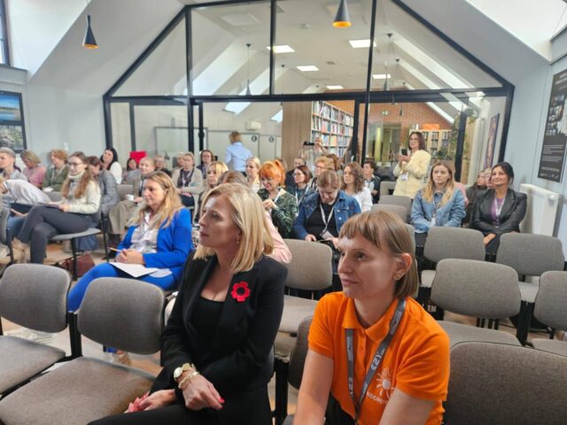 Uczestnicy konferencji dla bibliotekarzy w Bibliotece Publicznej w Pleszewie na sali widowiskowej.