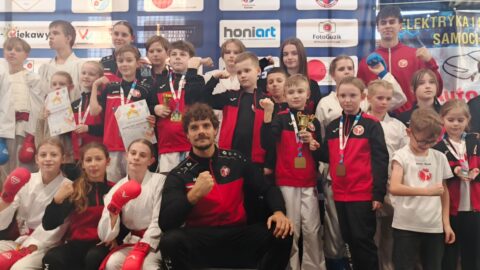 Reprezentacja Pleszewskiego Klubu Karate na zawodach dla dzieci i młodziezy.