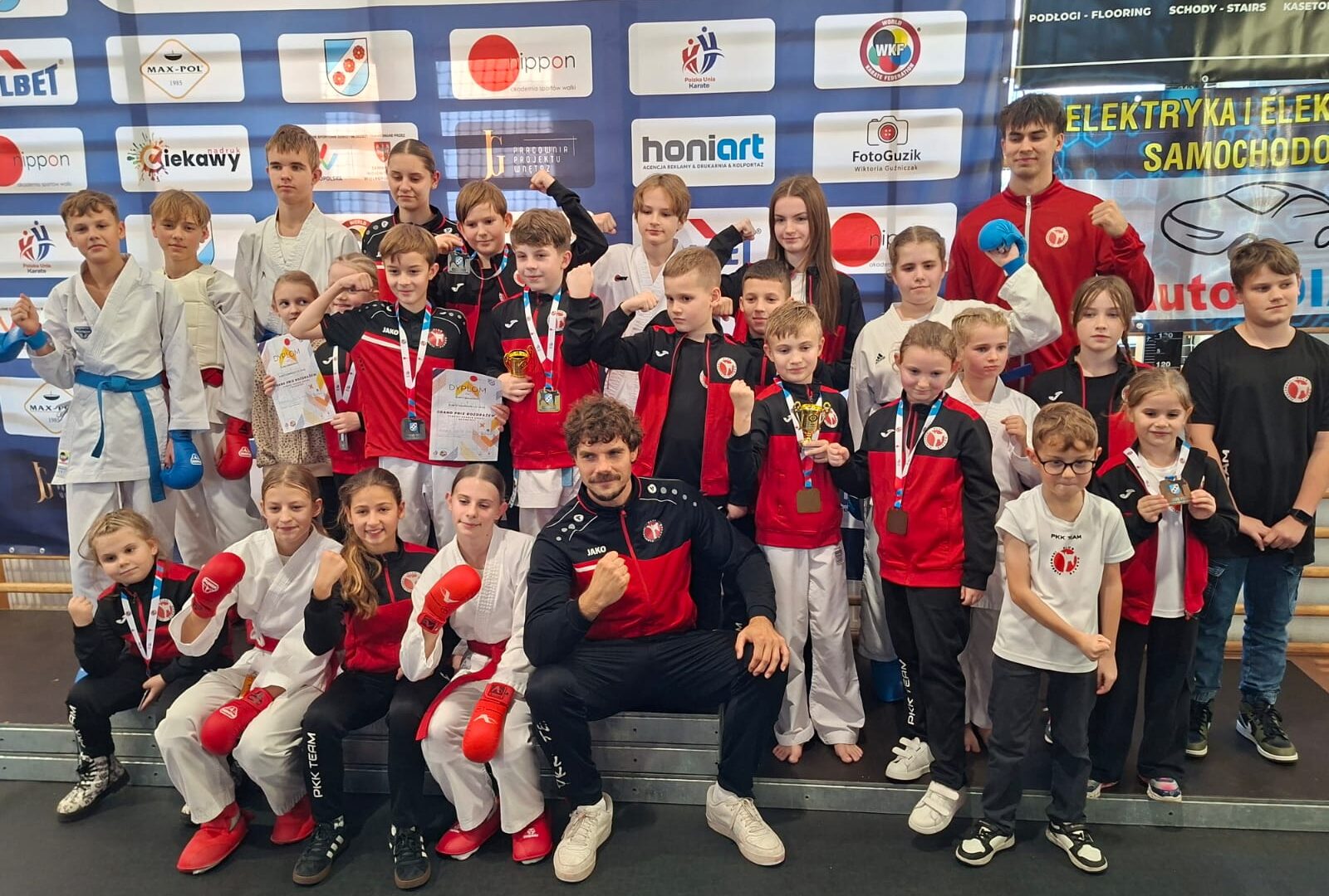 Reprezentacja Pleszewskiego Klubu Karate na zawodach dla dzieci i młodziezy.