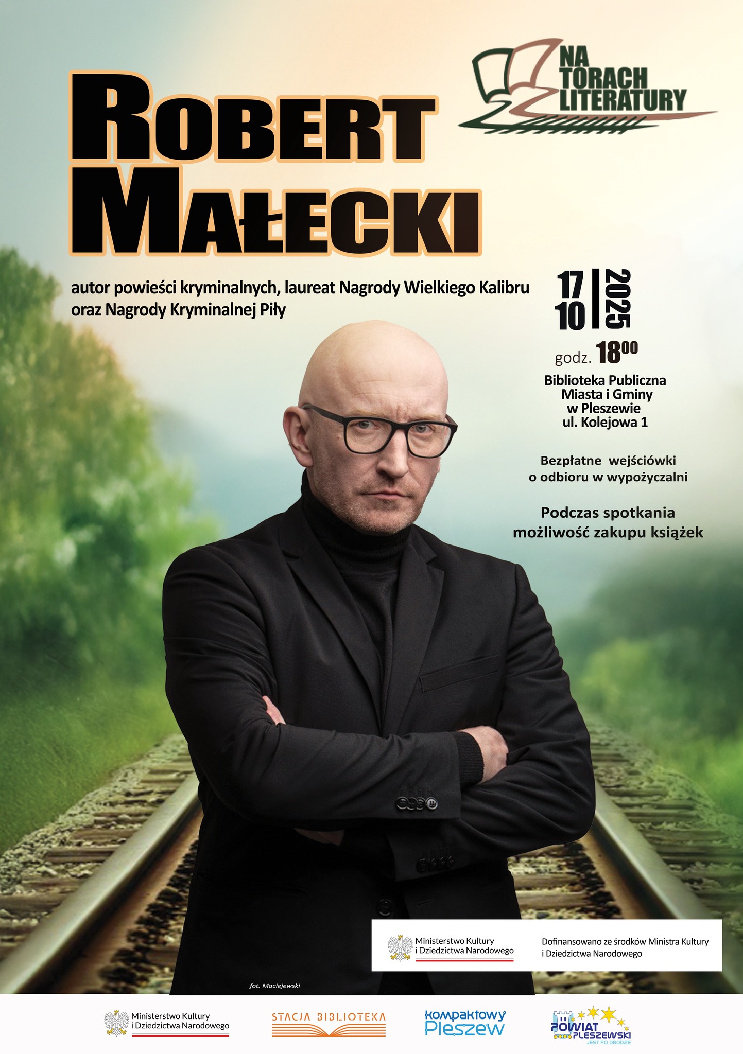 Plakat spotkania autorskiego z Robertem Małeckim odbywającego się w Bibliotece Publicznej MiG Pleszew 17 października 2025 r. o godzinie 18:00