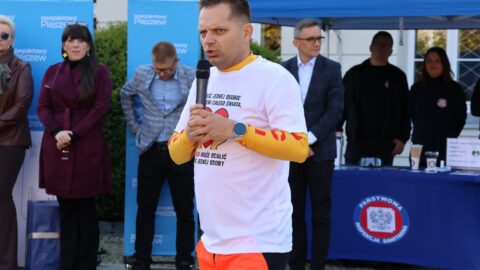 prowadzący szkolenie z resuscytacji krążeniowej na pleszewskim rynku.