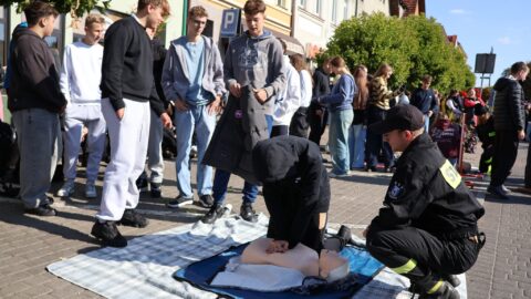 Dzieci, młodzież i dorośli ćwiczący resuscytację krążeniową na pleszewskim Rynku