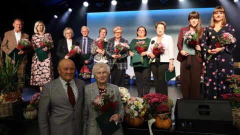 osoby stojące na scenie z wyróżnieniami z okazji 15-lecia Pleszewskiego UTW