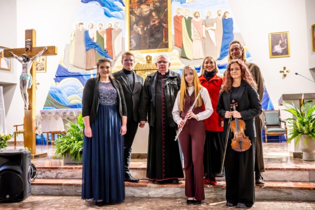 Muzycy koncertujący w kościele w Sowinie z okazji Dnia Papieskiego.