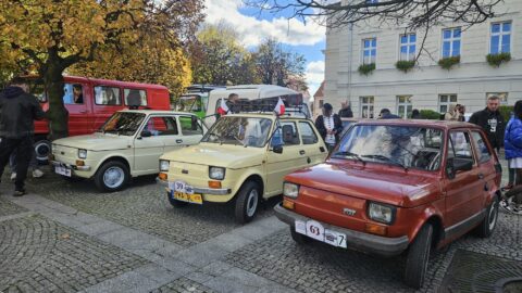 Pokaz pojazdów zabytkowych na pleszewskim rynku