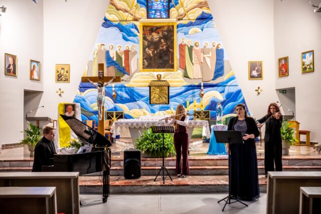 Muzycy koncertujący w kościele w Sowinie z okazji Dnia Papieskiego.