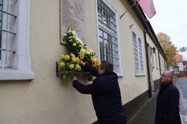 Składanie kwiatów pod tablicą upamiętniającą pielgrzymkę pleszewian do Watykanu z okazji Dnia Papieskiego.