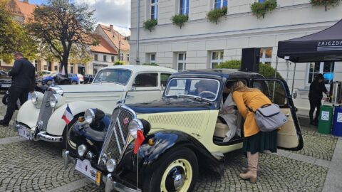 Pokaz pojazdów zabytkowych na pleszewskim rynku