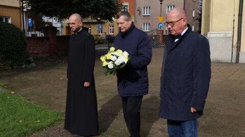 Składanie kwiatów przez delegację pod pomnikiem Jana Pawła II w Pleszewie z okazji Dnia Papieskiego.