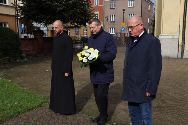 Składanie kwiatów przez delegację pod pomnikiem Jana Pawła II w Pleszewie z okazji Dnia Papieskiego.