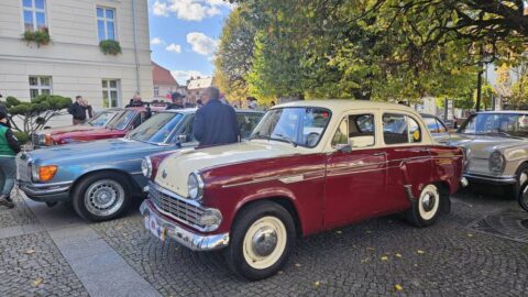 Pokaz pojazdów zabytkowych na pleszewskim rynku