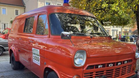 Pokaz pojazdów zabytkowych na pleszewskim rynku