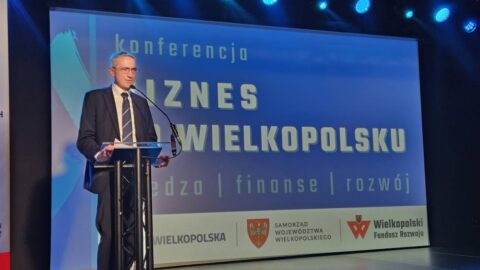 Zdjęcie z wystapienia podczas konferencji dla przedsiębiorców na scenie zajezdni kultury w Pleszewie.