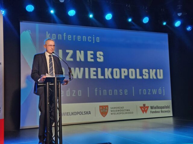 Zdjęcie z wystapienia podczas konferencji dla przedsiębiorców na scenie zajezdni kultury w Pleszewie.