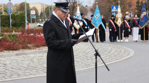 Apel Pamięci przy rondzie w Pleszewie podczas uroczystości nadania imienia,