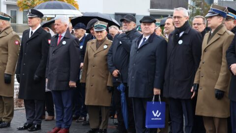 Zaproszeni gości podczas uroczystości nadania imienia rondu w Pleszewie.