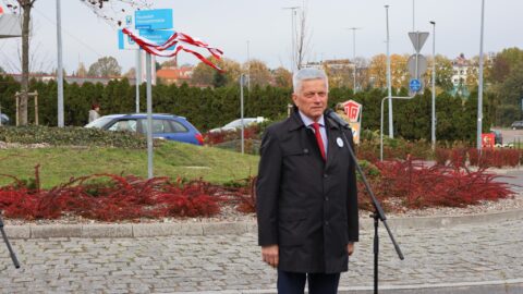 PRzemowy zaproszonych gości przy rondzie w Pleszewie podczas uroczystości nadania imienia,