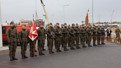 Kompania Honorowa wojska podczas uroczystości nadania imienia rondu w Pleszewie.