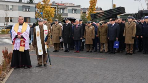 Zaproszeni gości podczas uroczystości nadania imienia rondu w Pleszewie.