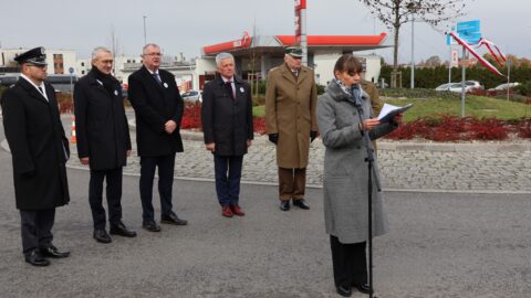 PRzemowy zaproszonych gości przy rondzie w Pleszewie podczas uroczystości nadania imienia,