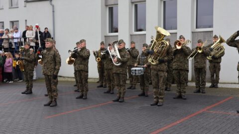 Orkiestra Reprezentacyjna Sił Powietrznych podczas uroczystości nadania nazwy rondu w Pleszewie.