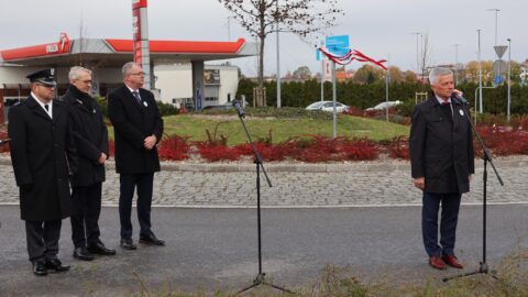 PRzemowy zaproszonych gości przy rondzie w Pleszewie podczas uroczystości nadania imienia,
