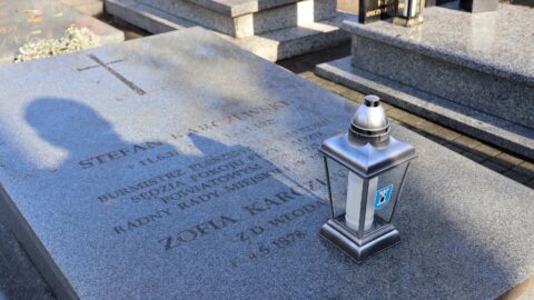 Pomnik a na nim znicze upamiętniający zacnych pleszewian na cmentarzu przy ul. Kaliskiej.