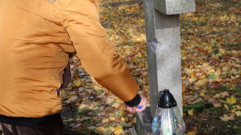 Pomnik a na nim znicze upamiętniający zacnych pleszewian na Cmentarzu Ewangelickim