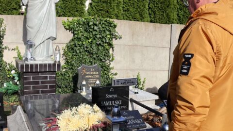 Pomnik a na nim znicze upamiętniający zacnych pleszewian na cmentarzu przy kościele św. Floriana.