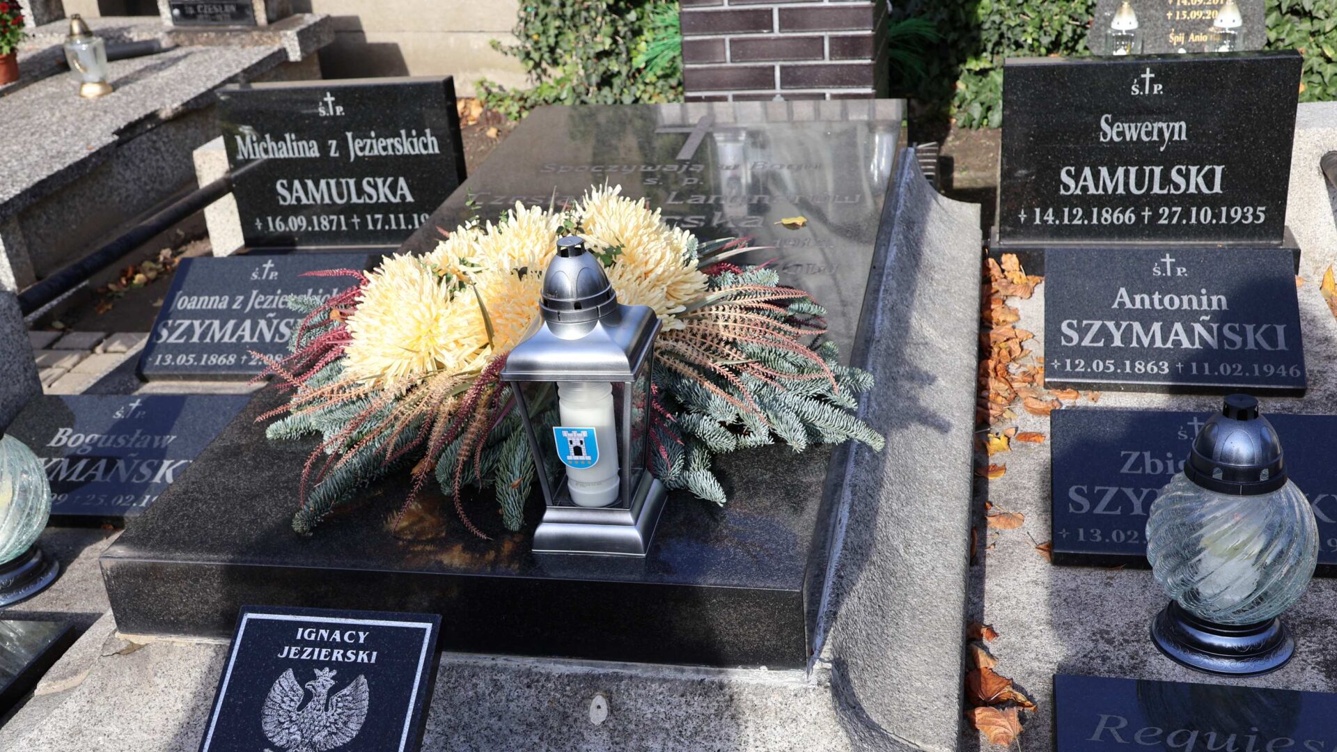 Pomnik a na nim znicze upamiętniający zacnych pleszewian na cmentarzu przy kościele św. Floriana.